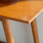 Console d'entrée moderne du milieu du siècle brun/blanc avec pieds évasés en hévéa et étagère inférieure